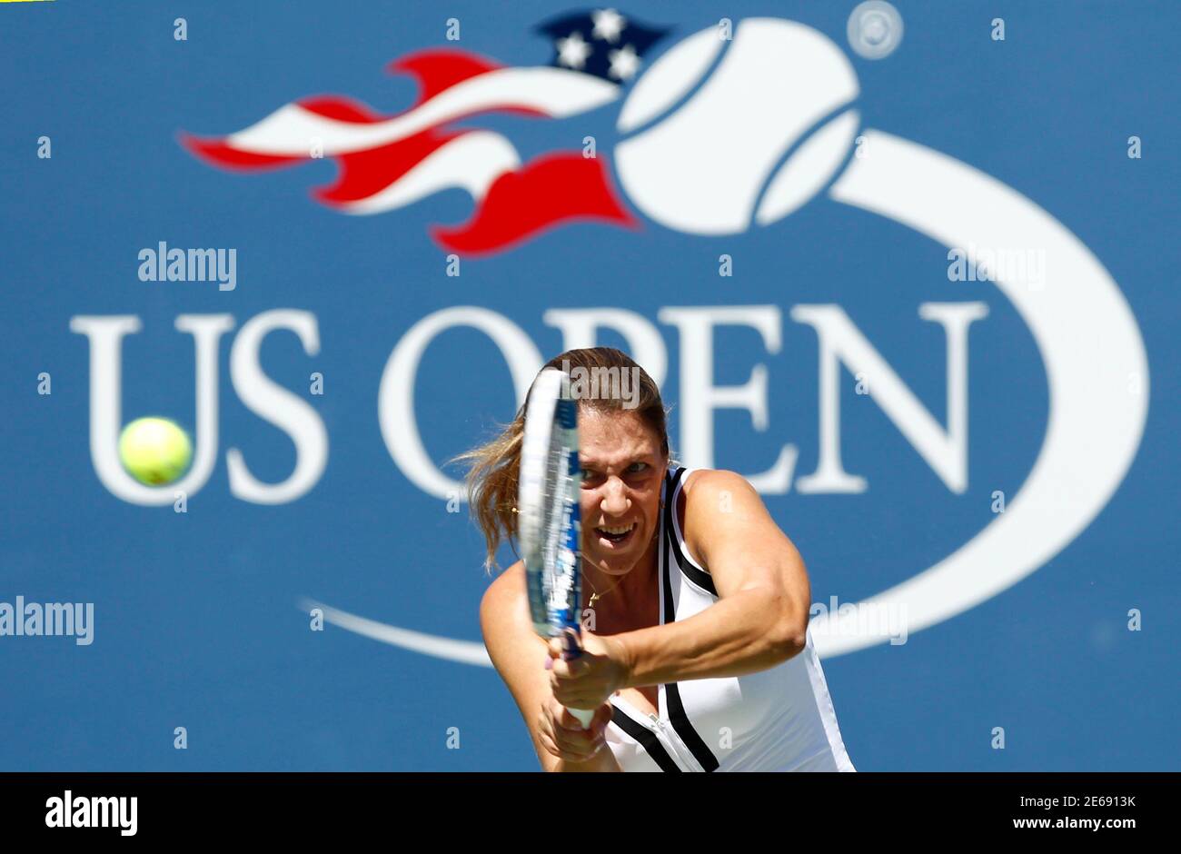 Olga Savchuk of Ukraine hits a return to Melanie Oudin of the U.S. during the U.S. Open tennis tournament in New York, August 30, 2010. REUTERS/Kevin Lamarque (UNITED STATES - Tags: SPORT TENNIS) Foto de stock