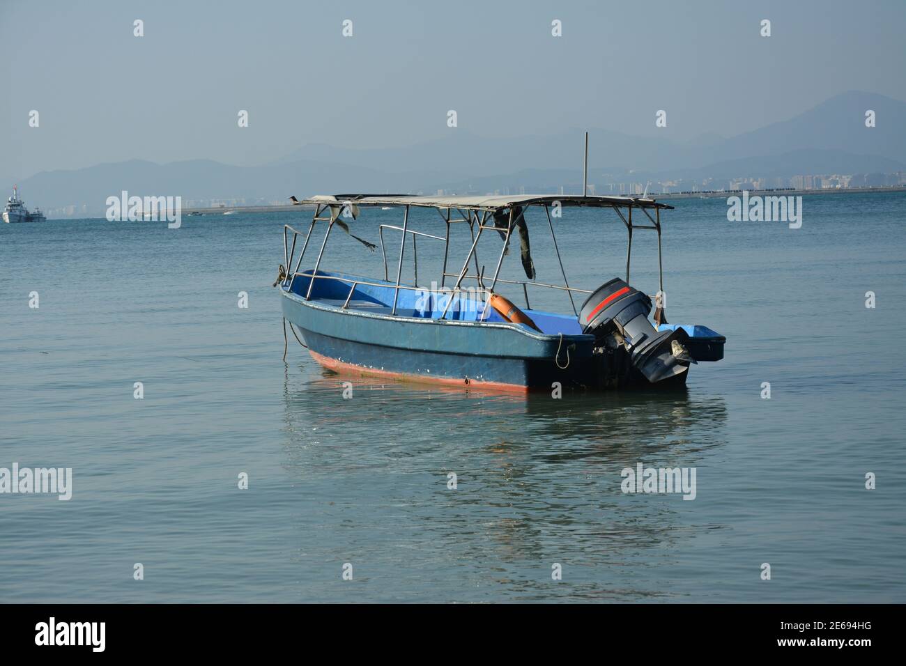 un parque de barcos de pesca en la tranquila bahía en sol tarde Foto de stock