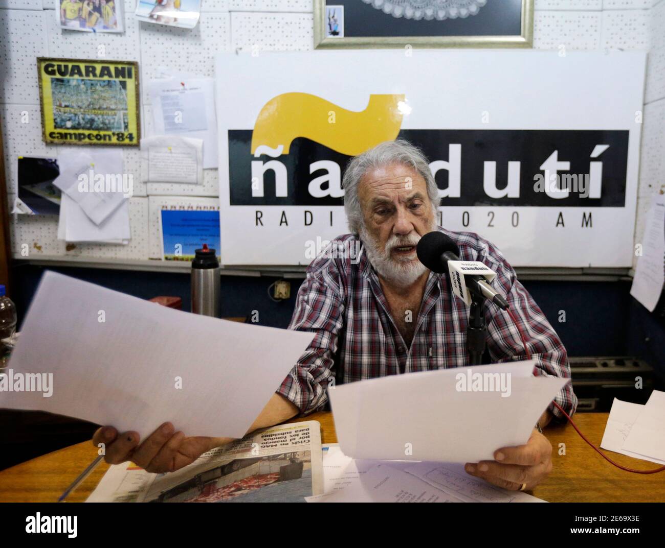 Humberto Rubin, director de Radio Nanduti, habla ante ciudadanos y  periodistas paraguayos que hacen una manifestación frente a la estación  para exigir al gobierno una mejor seguridad pública, en Asunción el 28