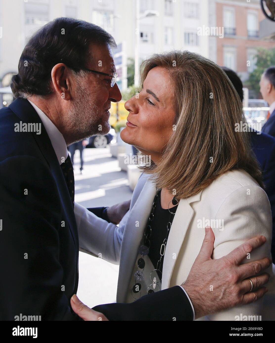 El primer ministro español Mariano Rajoy (L) abraza al ministro laborista Fátima Banez cuando llegó a un evento en Madrid, España, el 23 de julio de 2015. La tasa de desempleo de España cayó a su nivel más bajo en más de tres años en el segundo trimestre, ofreciendo un impulso al primer ministro Mariano Rajoy mientras busca persuadir a los votantes de que se está arraigando una recuperación económica. Con un 22.4 por ciento, la tasa de desempleo sigue siendo más alta que en cualquier otro lugar de Europa que no sea la crisis de Grecia y no ha descendido por debajo de una quinta parte de la fuerza laboral en cinco años, incluso después de que España salió de la recesión a mediados de 2013. REUTERS/Juan Medina Foto de stock