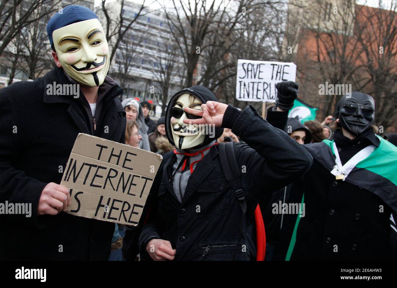 Los manifestantes que llevan máscaras Guy Fawkes participan en una manifestación contra el Acuerdo Comercial Antifalsificación (Acta) en Berlín el 25 de febrero de 2012. Los manifestantes temen que el ACTA, cuyo objetivo es reducir el robo de marcas y otras actividades de piratería en línea, reduzca la libertad de expresión, ponga freno a su libertad para descargar películas y música de forma gratuita y fomente la vigilancia en Internet. REUTERS/Tobias Schwarz (ALEMANIA - Tags: POLÍTICA DISTURBIOS CIVILES) Foto de stock