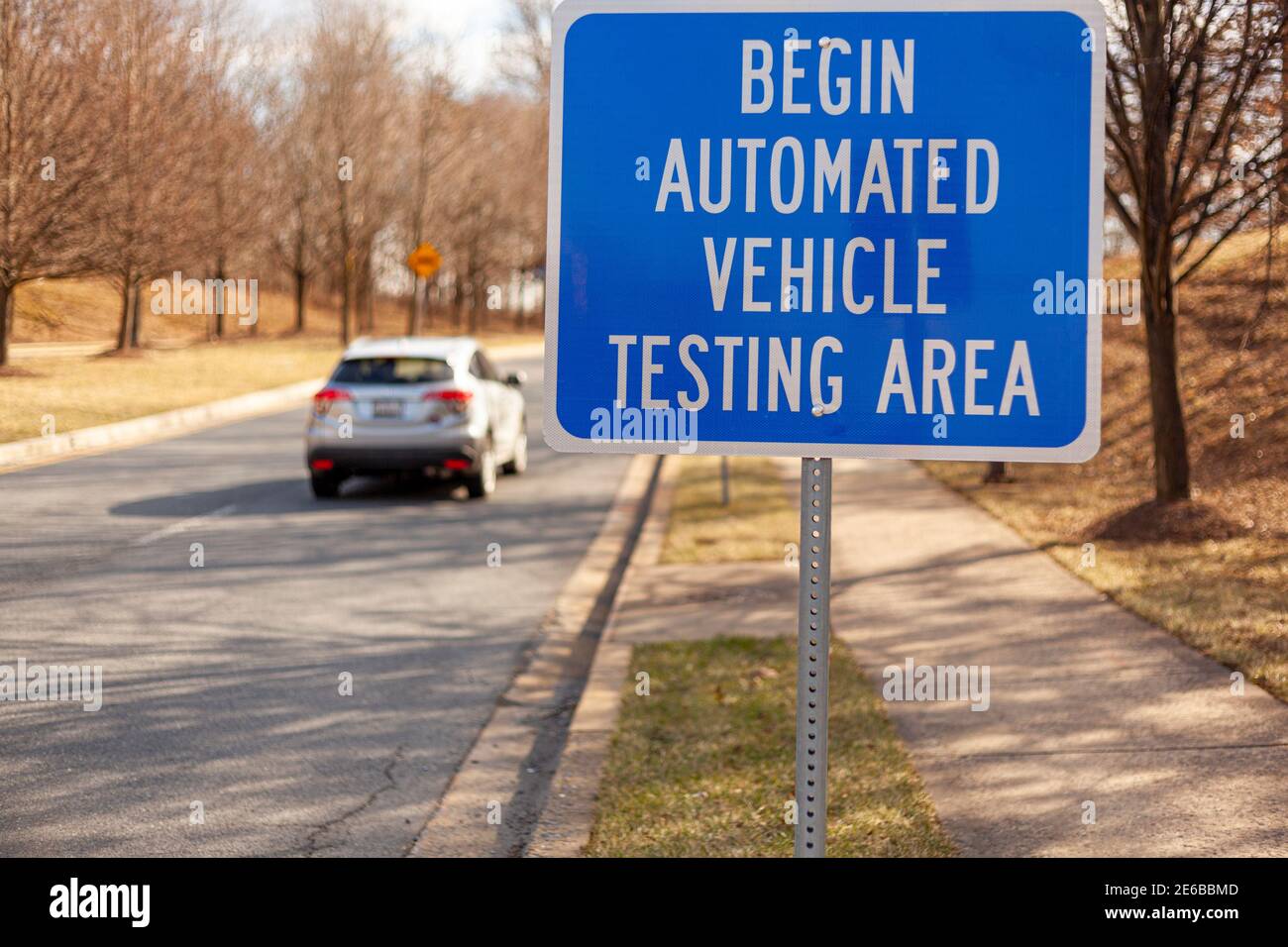 Cerrar imagen aislada de una señal de carretera cerca de Washington DC que dice: Comenzar el Área de pruebas automatizadas de vehículos. Este es uno de los pocos lugares en EE.UU. Donde se Foto de stock
