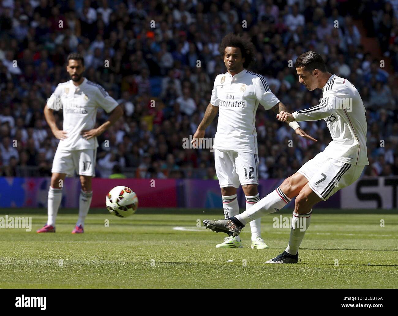 Cristiano Ronaldo del Real Madrid patea el balón para marcar un gol contra  Eibar durante su partido de fútbol de primera división en el estadio  Santiago Bernabeu de Madrid el 11 de