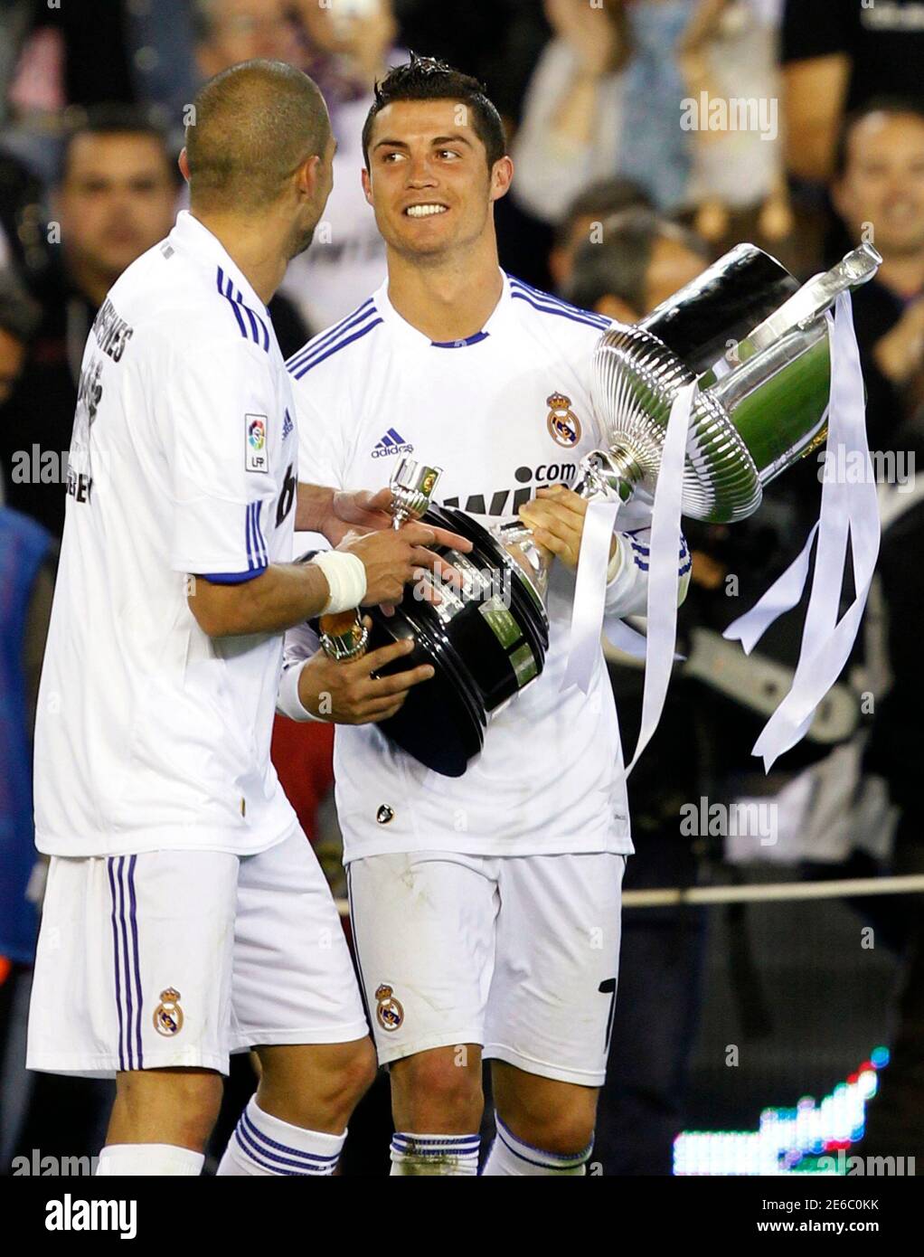 El jugador del Real Madrid Cristiano Ronaldo (R) lleva el trofeo junto al  compañero de equipo Pepe después de ganar el partido de fútbol final de la  Copa del Rey contra Barcelona