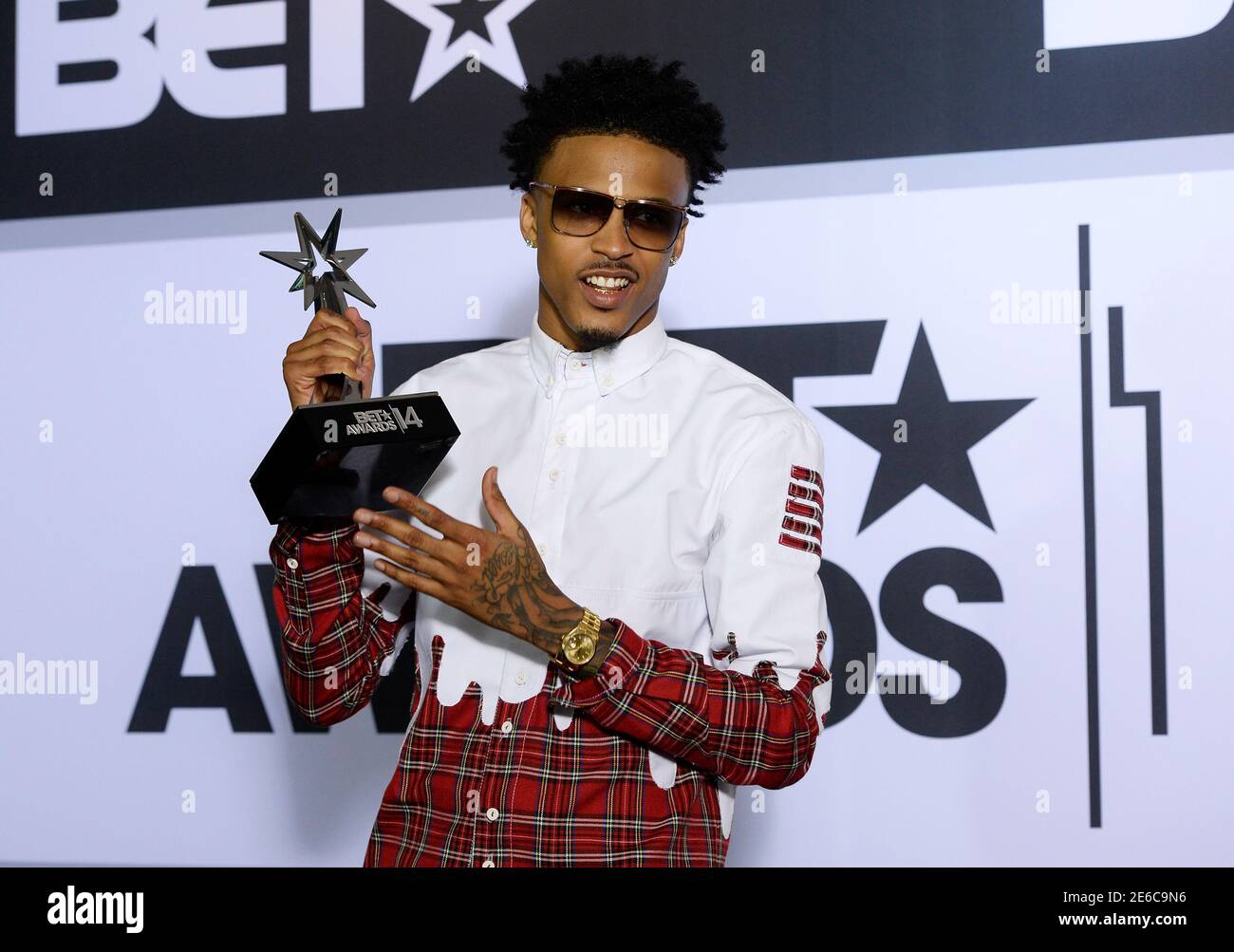 August Alsina poses backstage with his best new artist award at the 2014  BET Awards in Los Angeles, California June 29, 2014. REUTERS/Kevork  Djansezian (UNITED STATES-Tags: ENTERTAINMENT)(BETAWARDS-BACKSTAGE  Fotografía de stock - Alamy