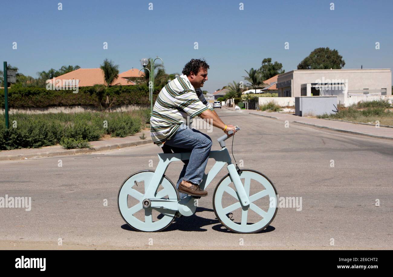 Bicicleta de carton fotografías e imágenes de alta resolución - Alamy