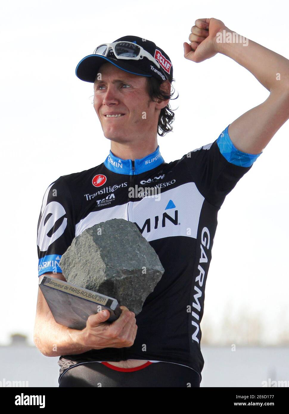 Garmin-Cervelo team rider Johan Van Summeren of Belgium holds the  cobblestone trophy after winning the Paris-Roubaix cycling classic in  northern France April 10, 2011. REUTERS/Francois Lenoir (FRANCE - Tags:  SPORT CYCLING Fotografía