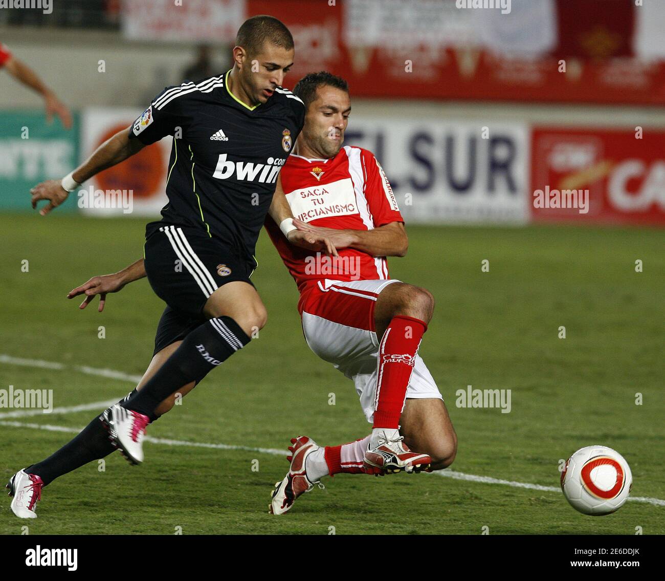 Luciano Gonzalez (R) de Murcia y Karim Benzema del Real Madrid luchan por  el balón durante su partido de fútbol de la Copa del Rey de España en el  estadio Nueva Condomina