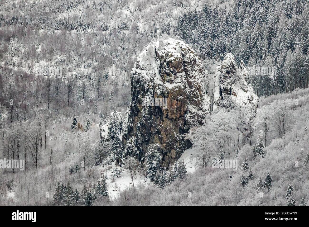 Vista aérea de la formación rocosa Bruchhauser Steine un suelo Monumento con cuatro rocas principales en el Istenberg en el Rothaargebirge en invierno con nieve Foto de stock