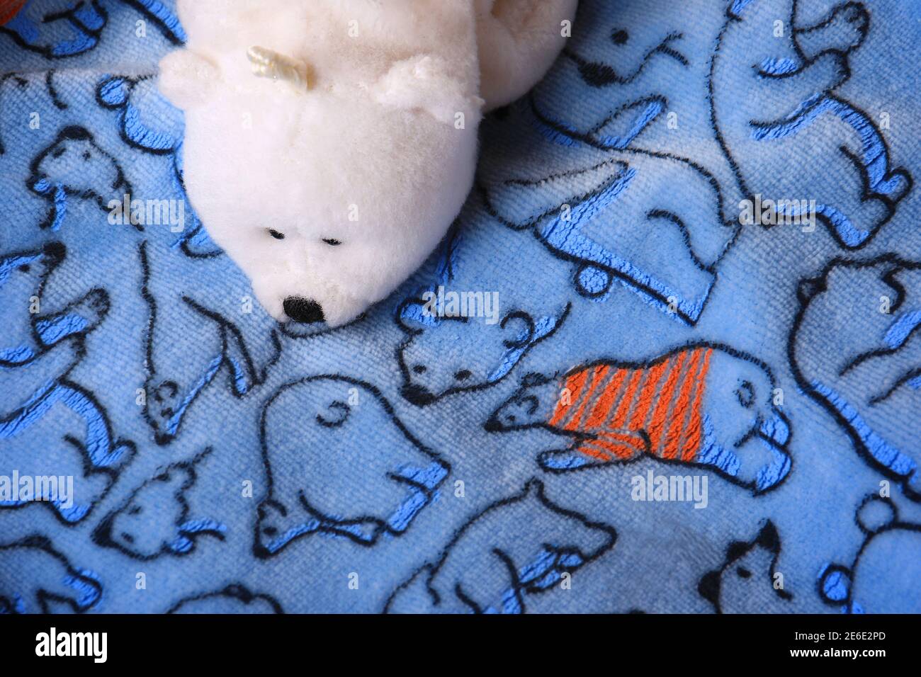 Un oso polar relleno blanco sobre tela azul con otro oso polar con la misma  expresión Fotografía de stock - Alamy
