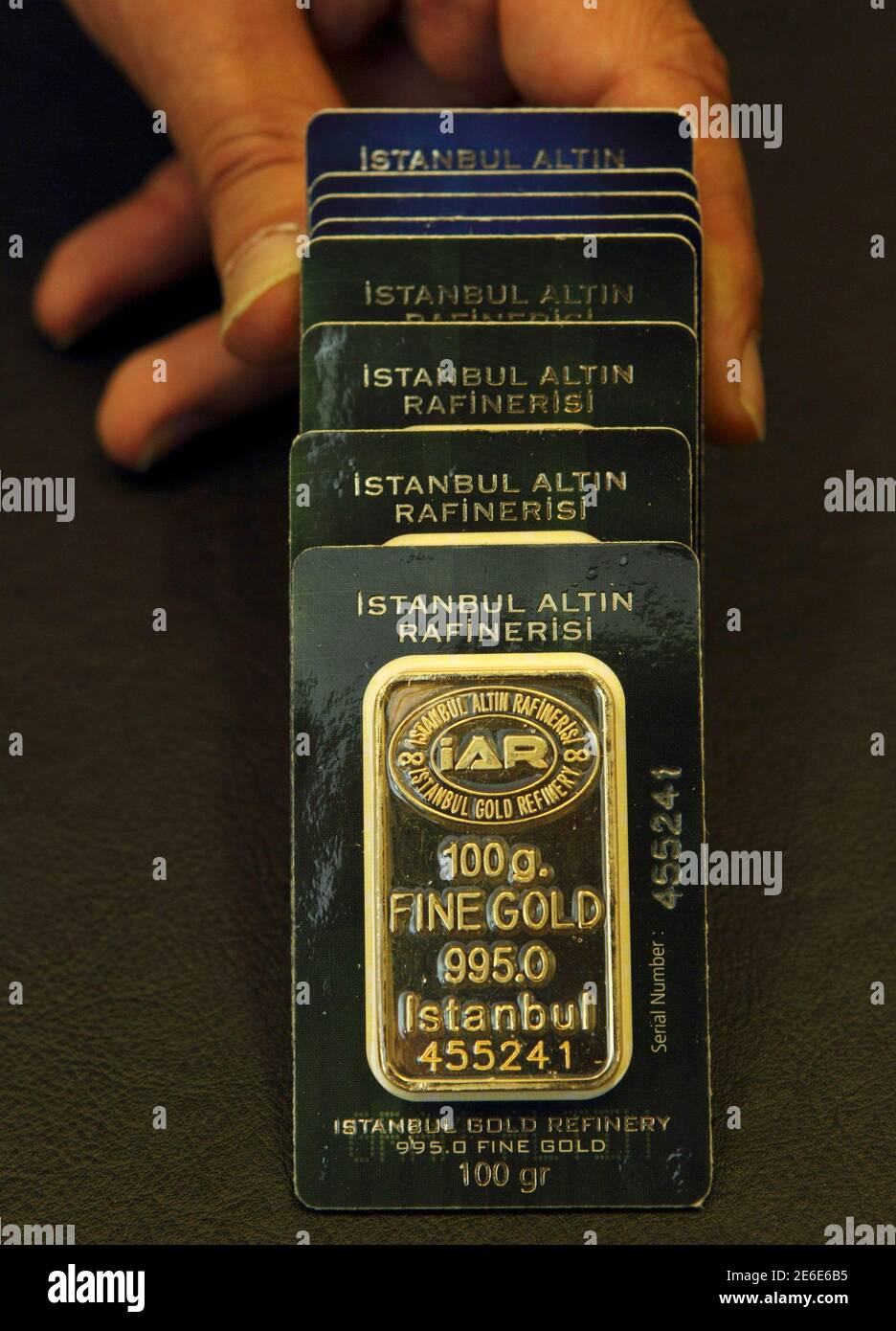 Barras de 100 gramos de oro fino se muestran en una sucursal de la  Refinería de Oro de Estambul en Estambul 19 de julio de 2011. Los precios  del oro retrocedían por