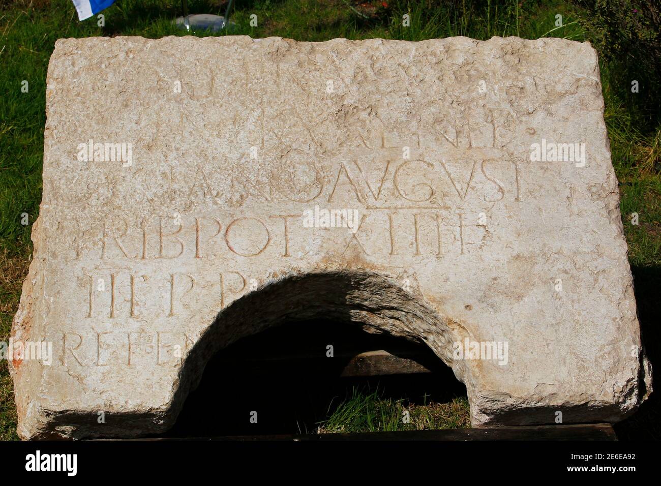 Una piedra con una antigua inscripción latina se exhibe para los medios de comunicación fuera del Museo Arqueológico Rockefeller en Jerusalén 21 de octubre de 2014. Los arqueólogos israelíes mostraron el martes el bloque de piedra de 2,000 años desenterrado en Jerusalén que esperan ayudar a arrojar nueva luz sobre una revuelta judía contra los romanos.REUTERS/Ronen Zvulun (JERUSALÉN - Tags: SOCIEDAD CIENCIA TECNOLOGÍA) Foto de stock