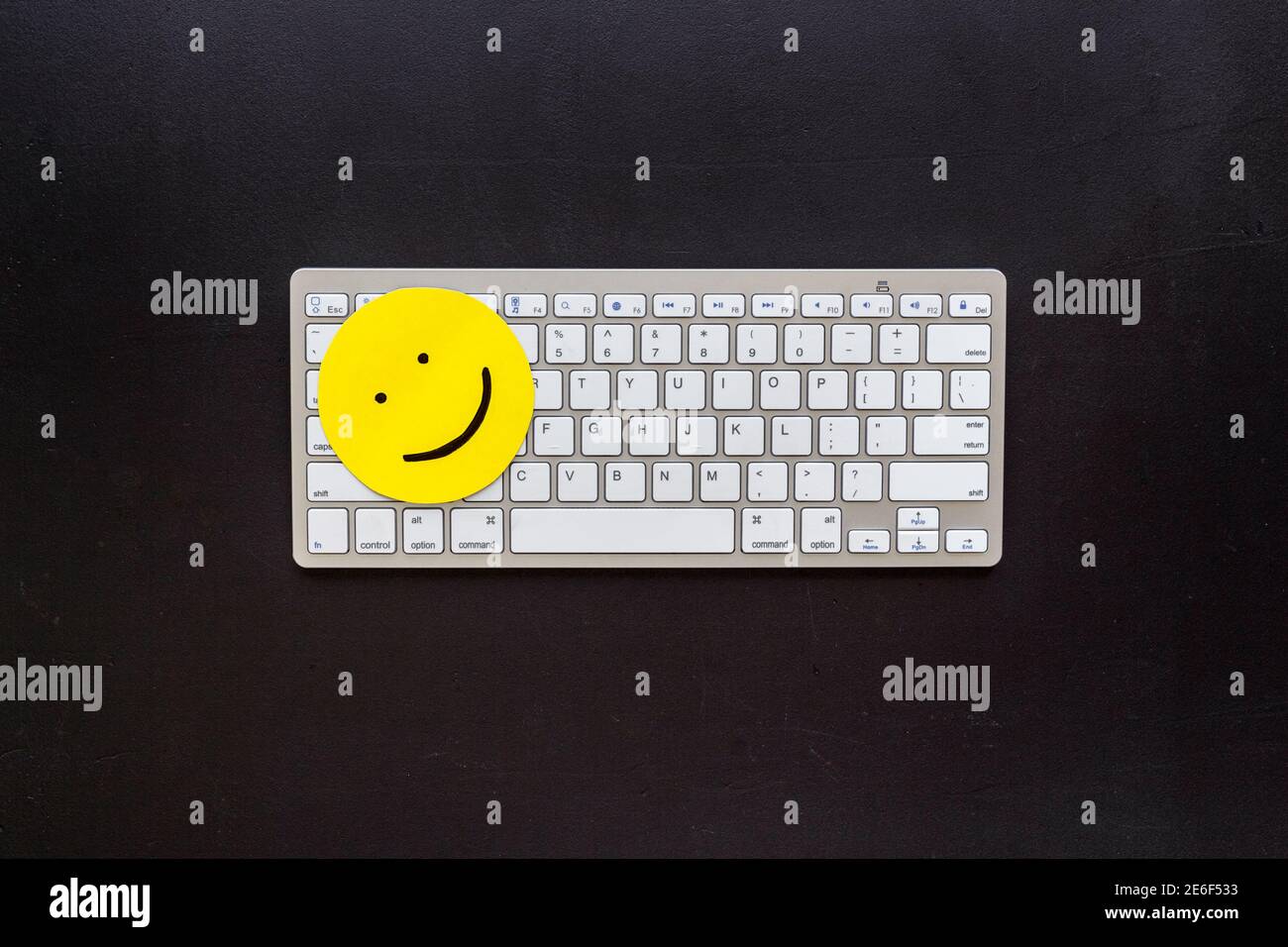 Sonrisa cara emoción concepto. Sonrisa cara en el teclado, vista superior  Fotografía de stock - Alamy