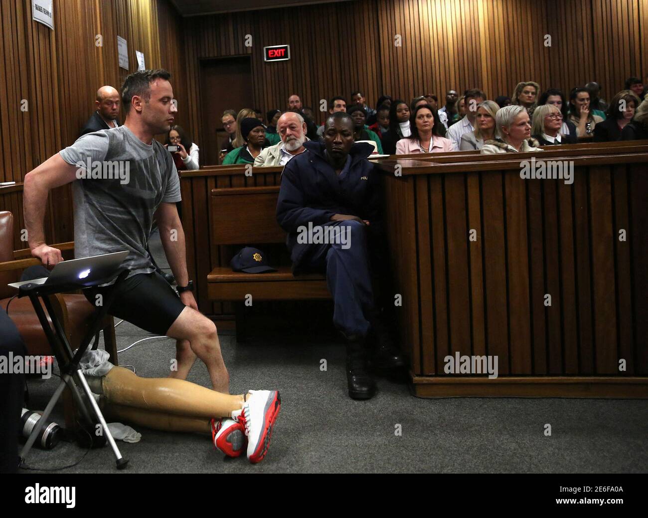 Paralympic gold medalist Oscar Pistorius prepares to walk across the courtroom without his prosthetic legs during the third day of the resentencing hearing for the 2013 murder of his girlfriend Reeva Steenkamp, at Pretoria High Court, South Africa June 15, 2016. REUTERS/Siphiwe Sibeko Foto de stock