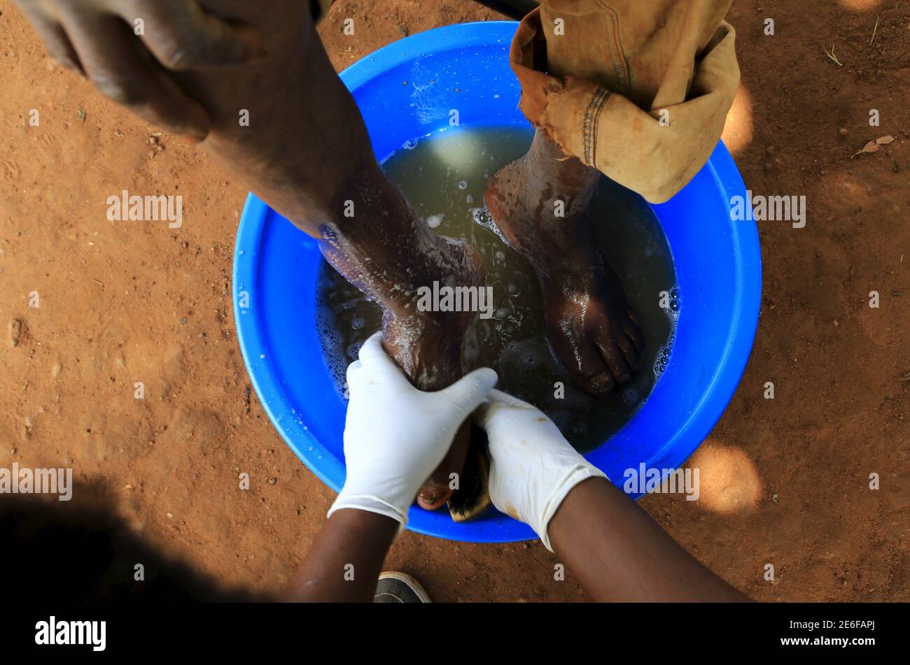 Trata tus pies fotografías e imágenes de alta resolución Página 2 Alamy