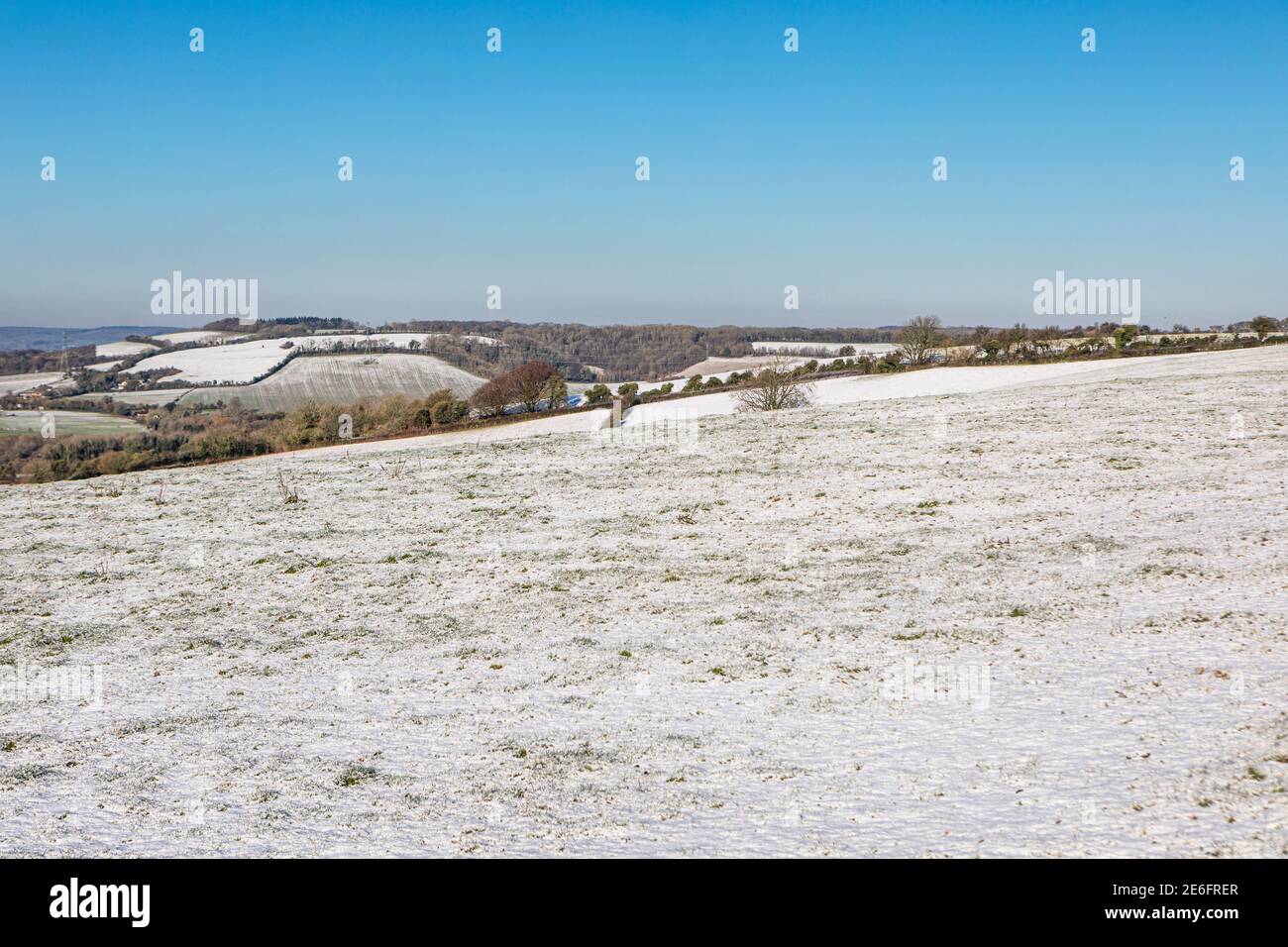 Campos cubiertos de nieve en Kent, tomados de Stone Street Foto de stock