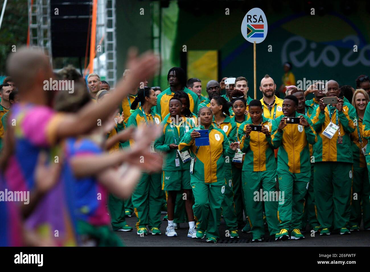 2016 Olimpiadas de Río - Villa Olímpica - 29/07/2016. Los miembros de Sudáfrica ven su ceremonia oficial de bienvenida. REUTERS/Edgard Garrido Foto de stock