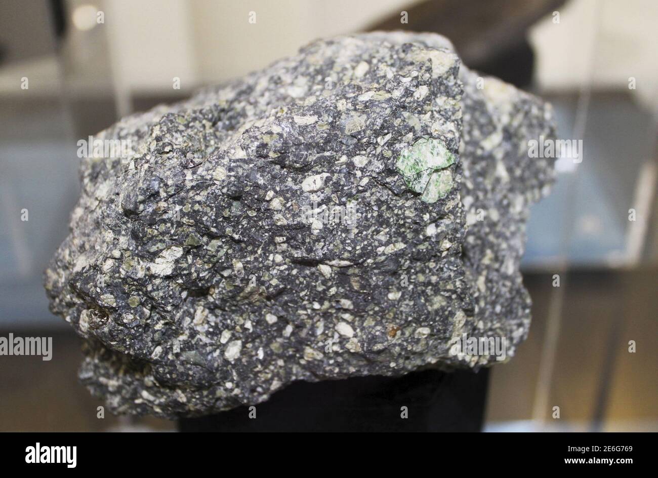 Circunferencia Arsenal Actualizar Una pieza de kimberlita con diamantes en exhibición en Yellowknife,  Territorios del Noroeste en Canadá 26 de septiembre de 2015. La caída de  los precios de los diamantes debido al menor crecimiento
