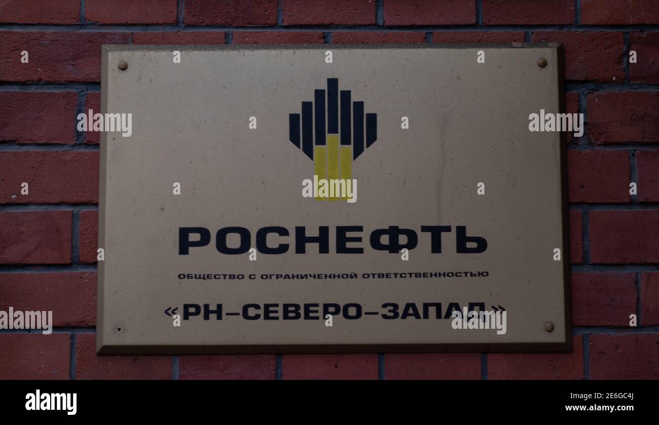 San Petersburgo, Rusia - 28 de enero de 2021: Rosneft firma del logotipo de la corporación en la calle, editorial ilustrativa Foto de stock