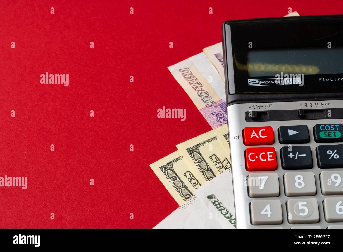 Calculadora con dólares estadounidenses y rublos rusos Fotografía de stock  - Alamy