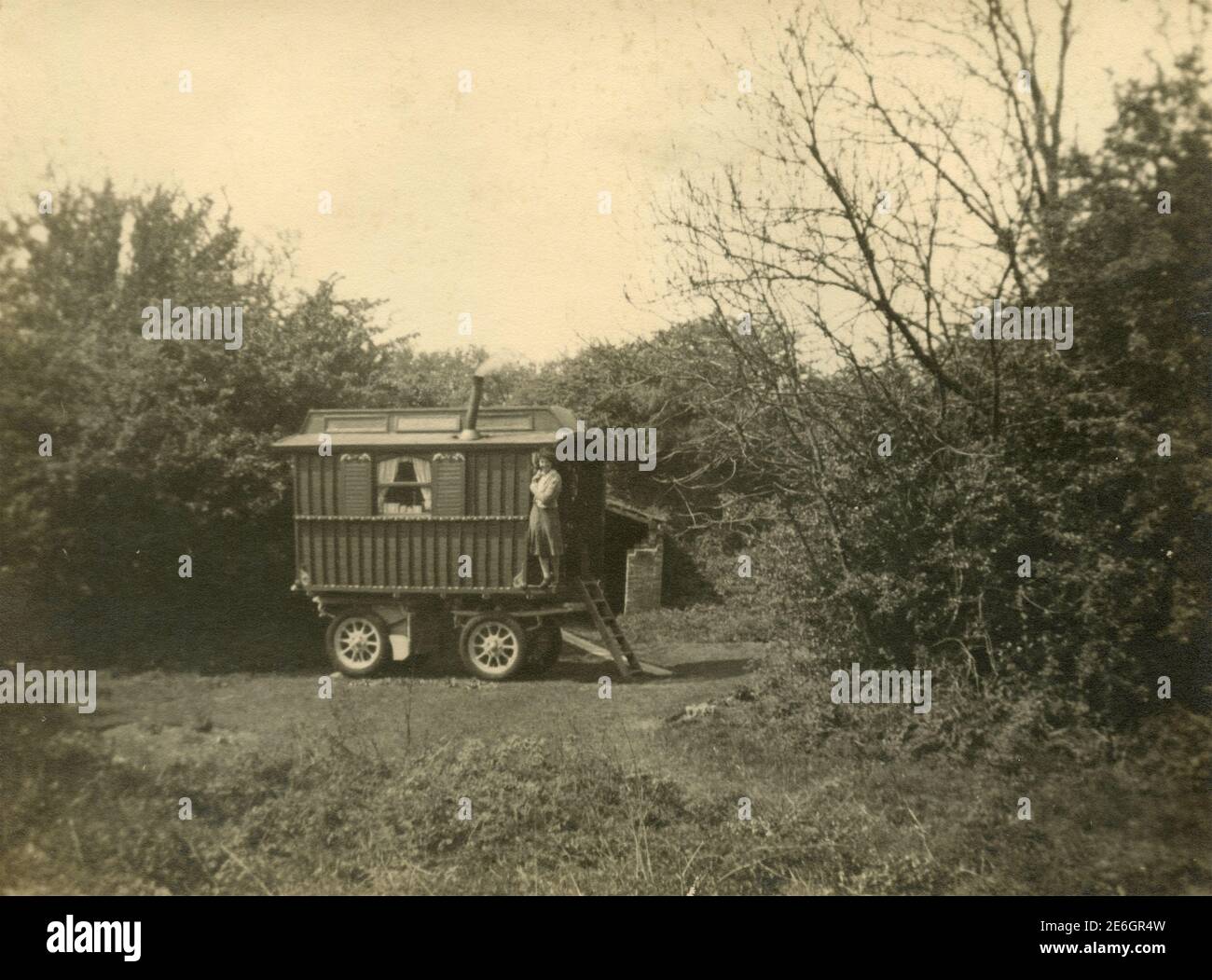 Caravana gitana estacionada en el campo, Italia 1930 Foto de stock