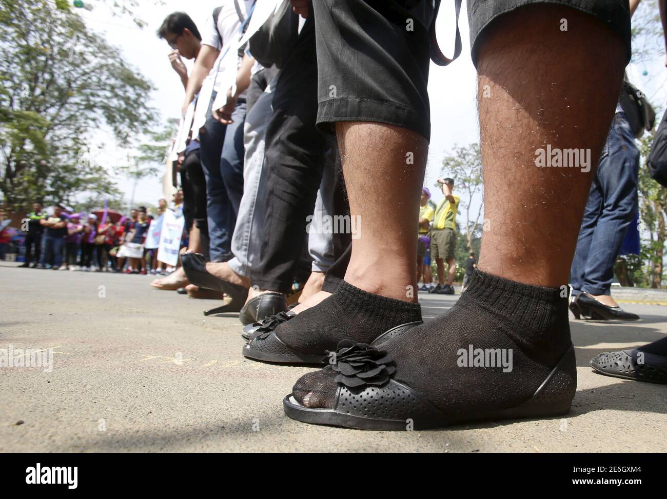 Los estudiantes masculinos filipinos usan zapatos para mujeres durante una  manifestación un día antes de la celebración del día Internacional de la  Mujer en Quezon City, Manila, Filipinas, 7 de marzo de