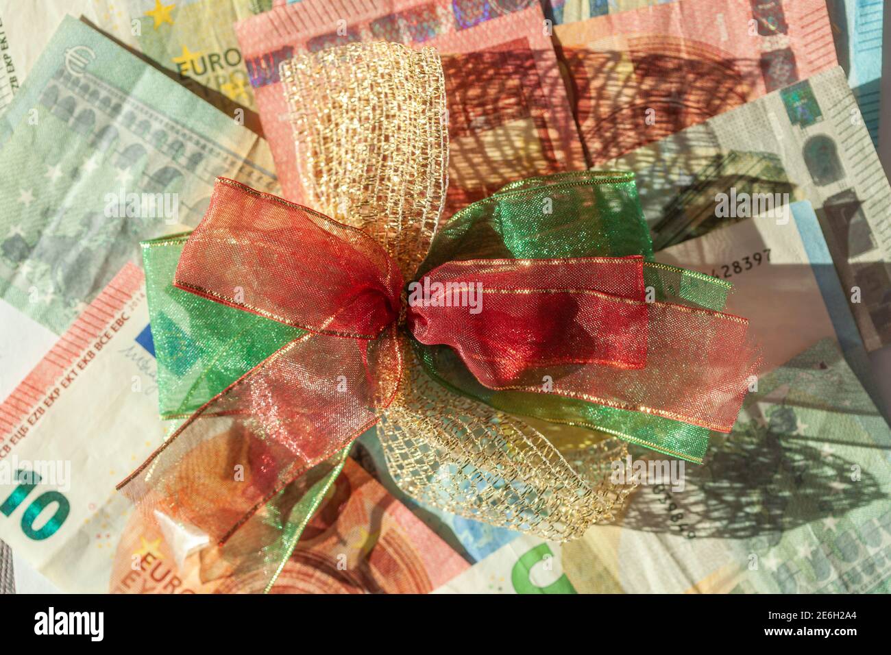 Euroscheine mit bunter Schleife als Geschenk Foto de stock