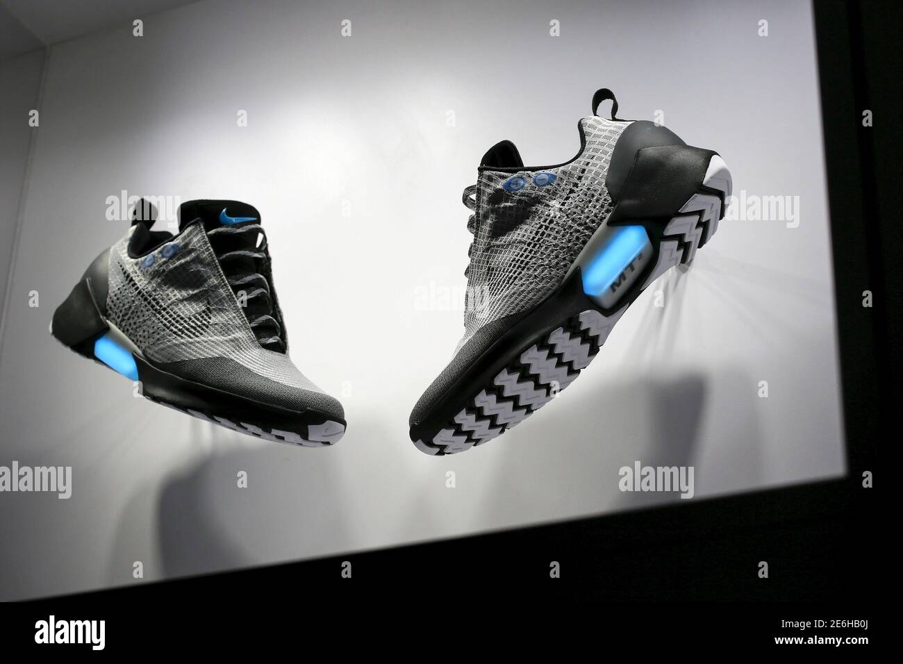 Las zapatillas autolazadas Nike HyperAdapt 1.0 se exhiben durante un evento  de presentación de Nike en Nueva York, el 17 de marzo de 2016.  REUTERS/Eduardo Muñoz Fotografía de stock - Alamy