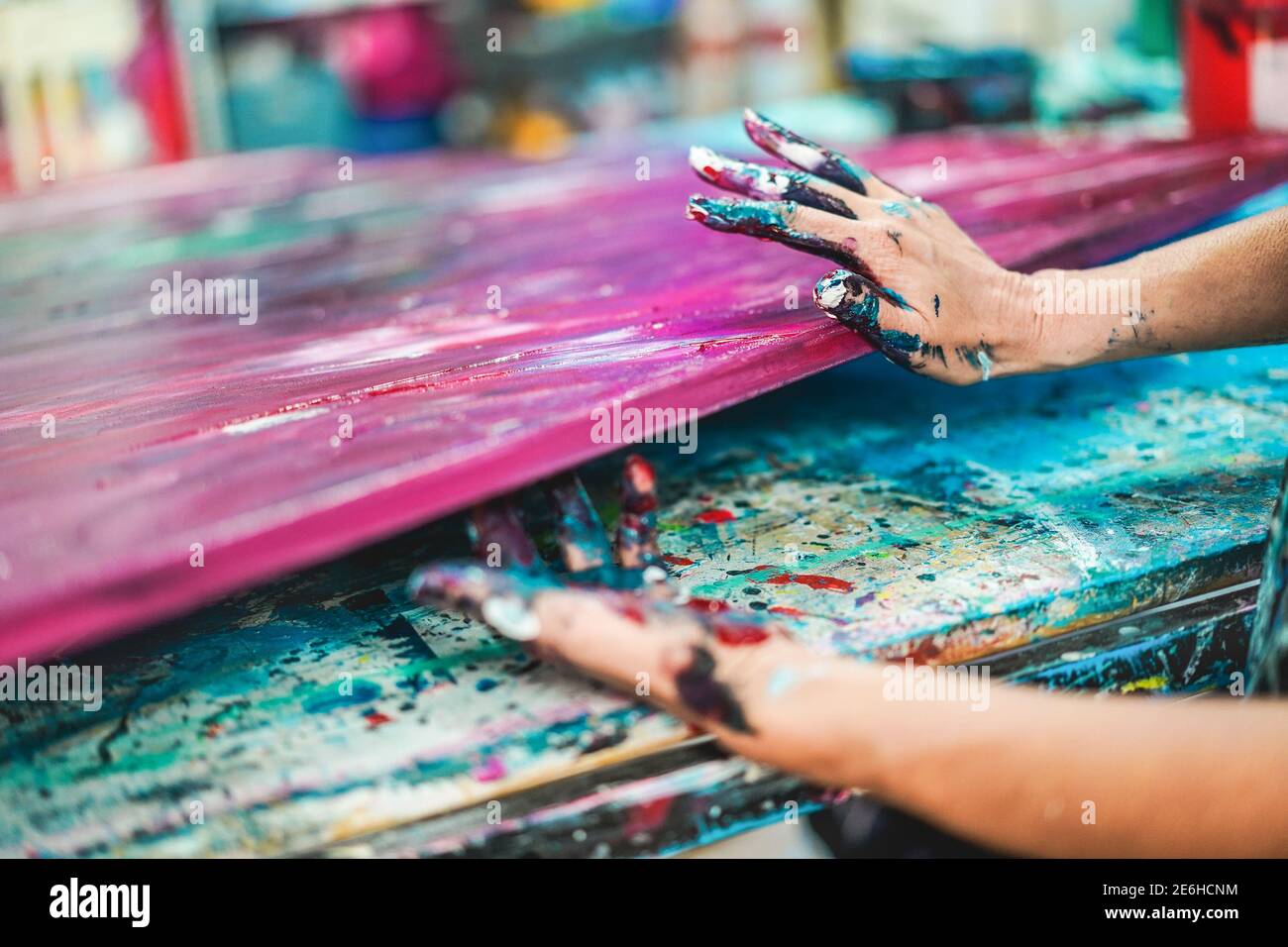 Mujer mayor pintando dentro de su estudio de taller en casa - Artista mujer  persona que se divierte haciendo obras artísticas - Arte actividades y  personas maduras conc Fotografía de stock - Alamy