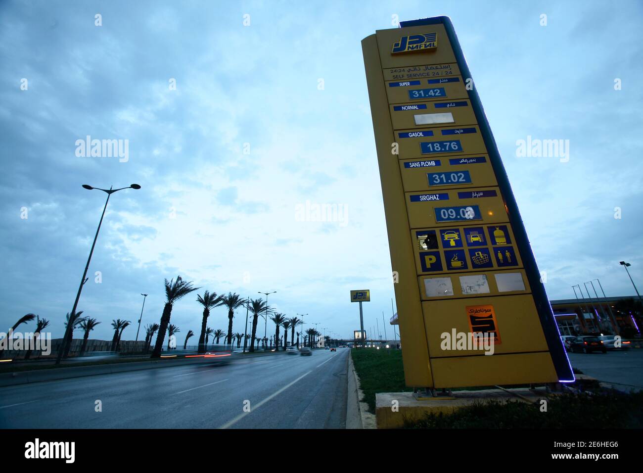 Una cartelera de Naftal muestra los precios a la entrada de la estación de  combustible en la carretera de Argel, Argelia 3 de febrero de 2016. El  precio del combustible sin plomo