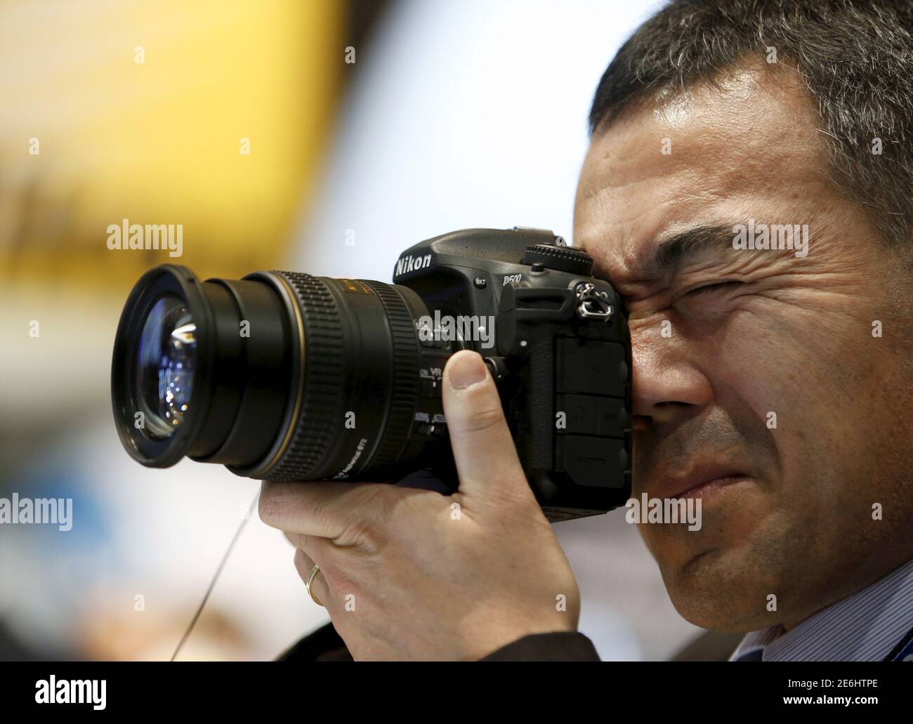 Un hombre revisa la cámara digital SLR Nikon D500 durante la feria CES 2016  en las Vegas, Nevada 7 de enero de 2016. La nueva cámara de 20.9  megapíxeles será la parte