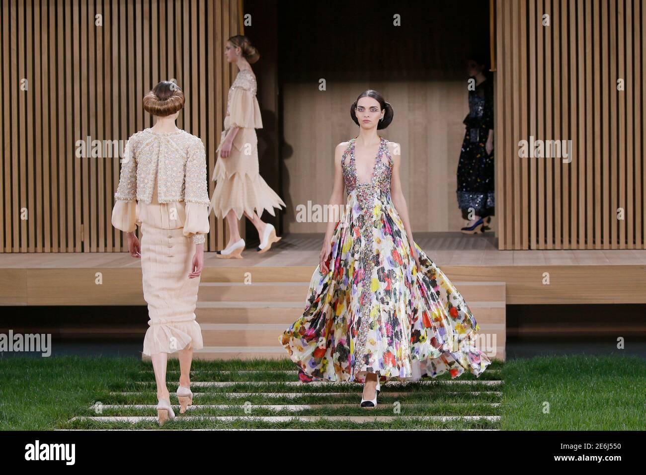 Los modelos presentan creaciones del diseñador alemán Karl Lagerfeld como  parte de su colección de alta costura Primavera/Verano 2016 para la casa de  moda Chanel en el Grand Palais de París 26