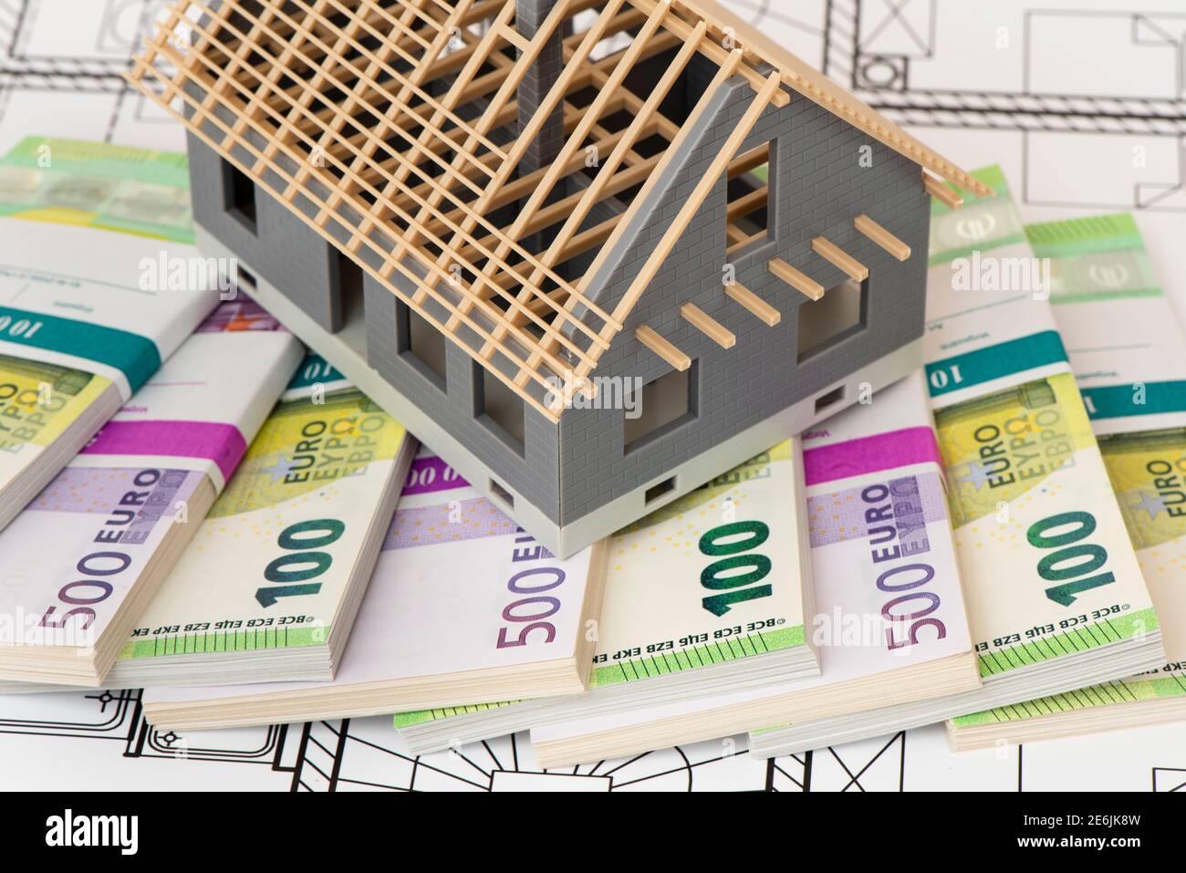 Modellhaus mit vielen Euro Banknoten Foto de stock