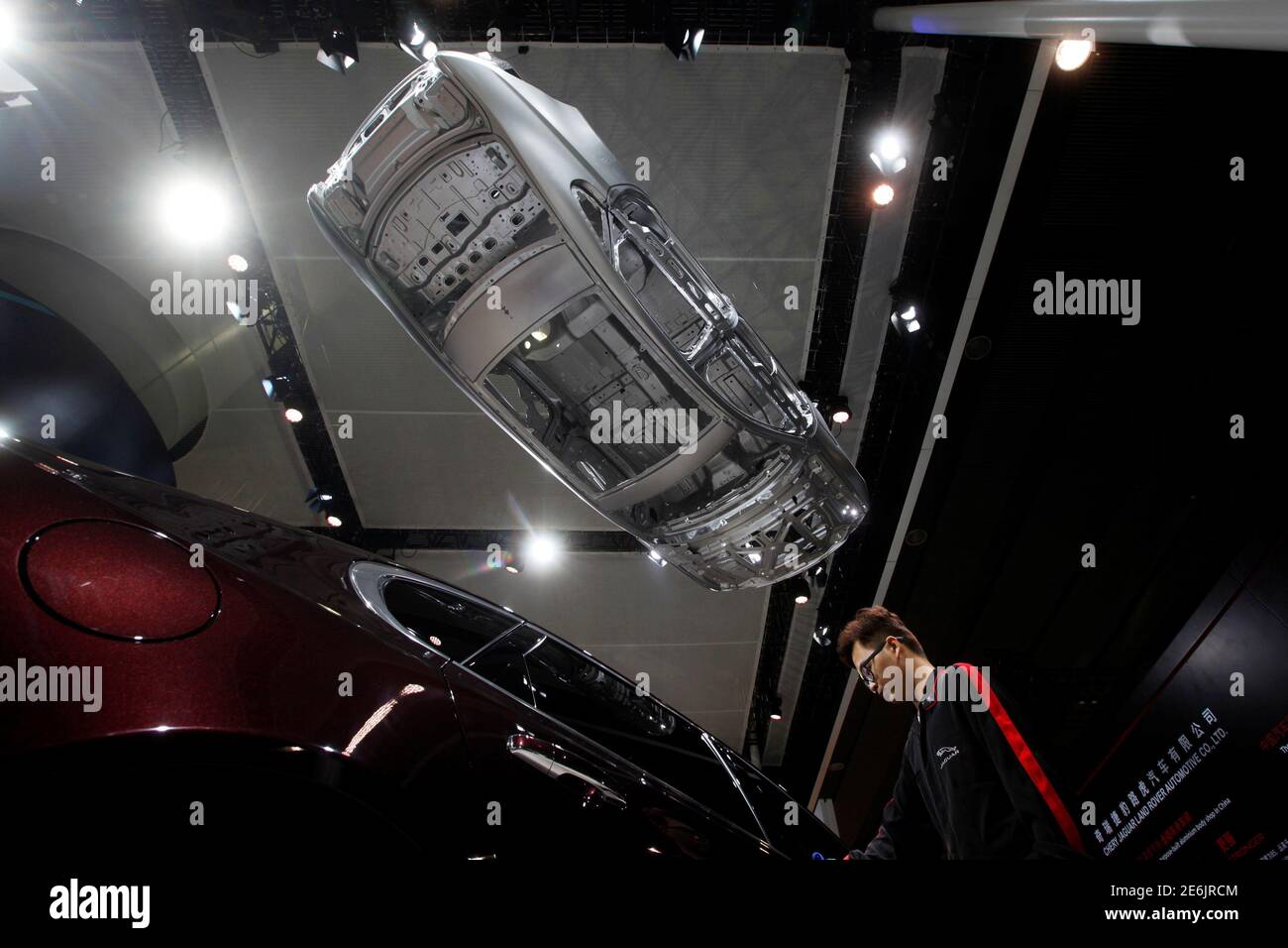 A Jaguar XFL, with its frame displayed on a ceiling, is shown at China (Guangzhou) International Automobile Exhibition in Guangzhou, China November 18, 2016. REUTERS/Bobby Yip Foto de stock