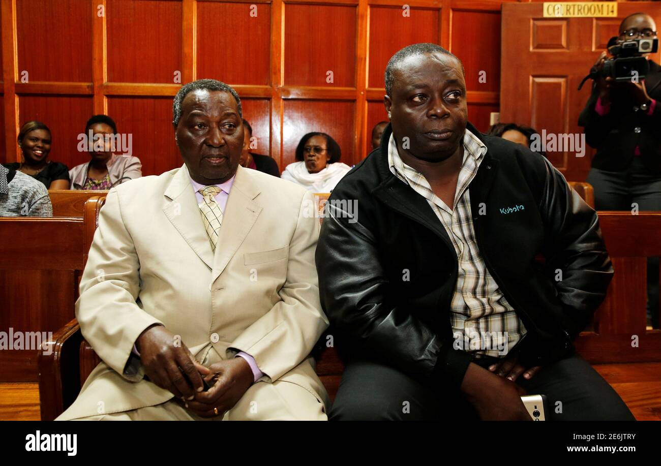 El vicepresidente del Comité Olímpico Nacional de Kenia (NOC-K), Pío Ochieng (R), y el secretario general, Francis Paul, se sientan dentro del Juzgado de Derecho Milimani en Nairobi, la capital de Kenia, el 29 de agosto de 2016. REUTERS/Thomas Mukoya Foto de stock