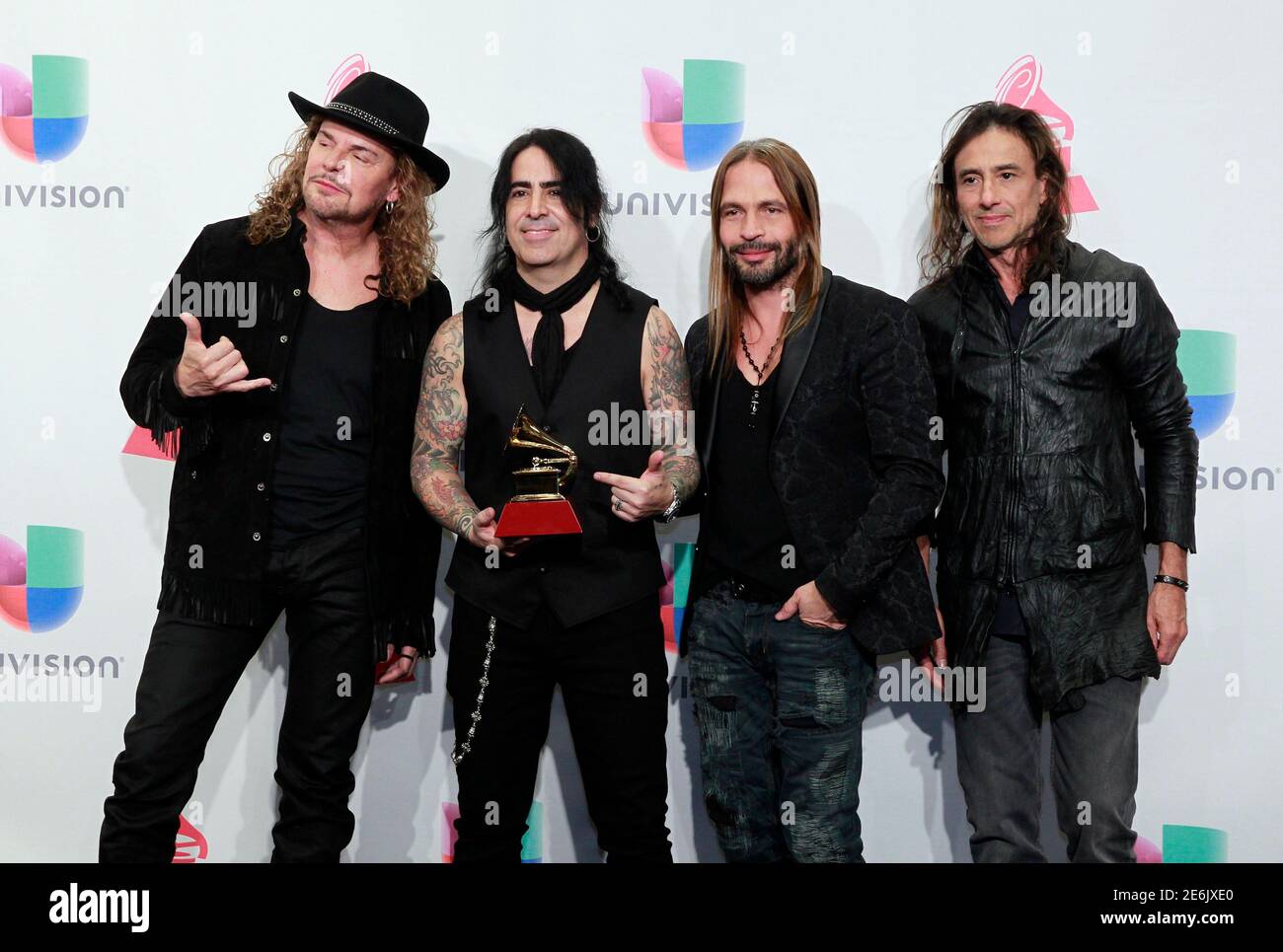El grupo musical Mana posó entre bastidores con su premio al mejor álbum de  Pop/Rock por 'Cama incendio' durante los Premios Grammy Latino 2015 en las  Vegas, Nevada 19 de noviembre de