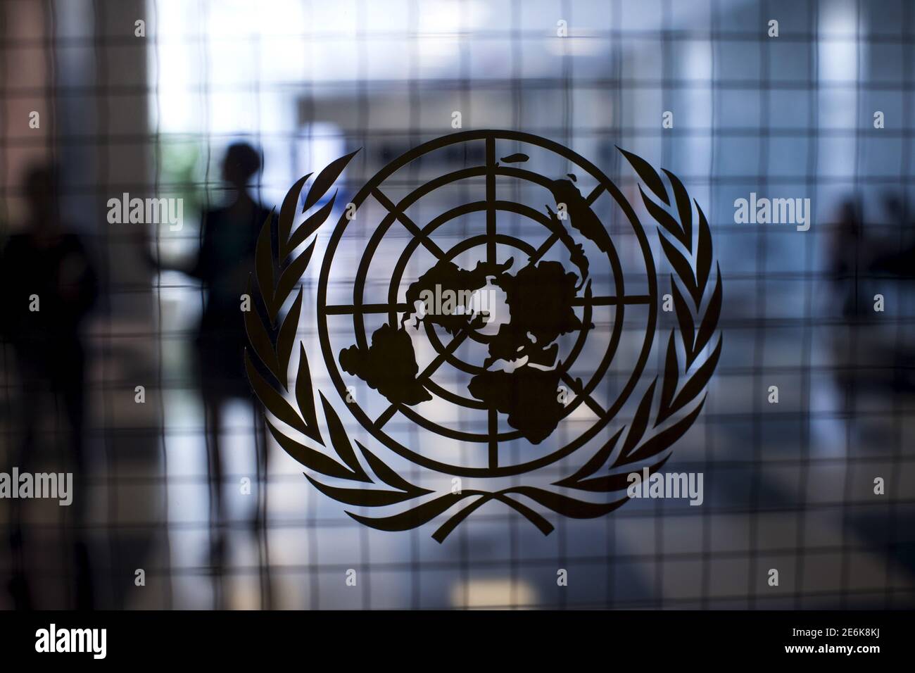 Un logotipo de las Naciones Unidas se ve en una puerta de vidrio en el  edificio de la Asamblea en la sede de las Naciones Unidas en la ciudad de  Nueva York