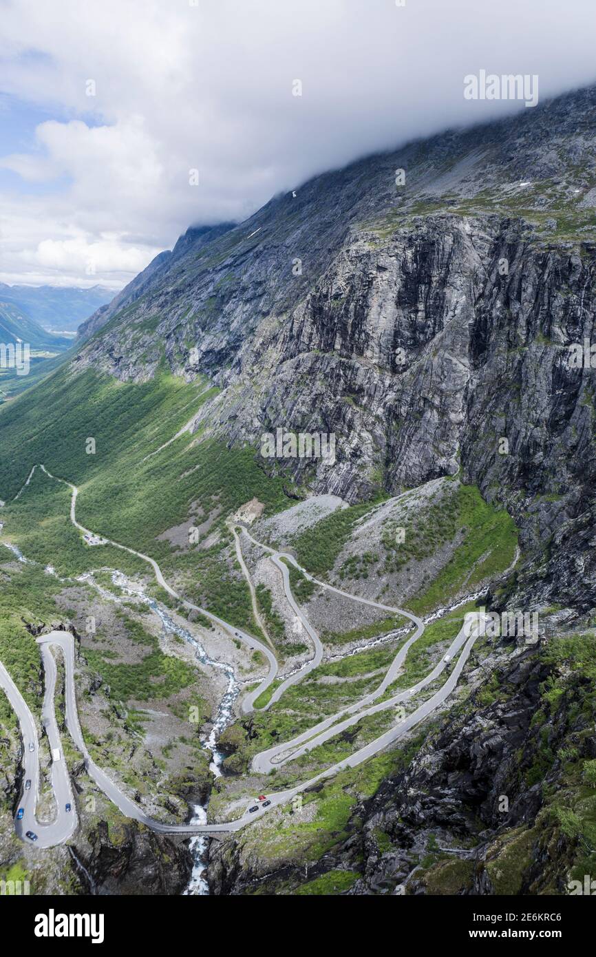 Paso de montaña Trollstigen desde el mirador Trolls Path en Noruega  Fotografía de stock - Alamy