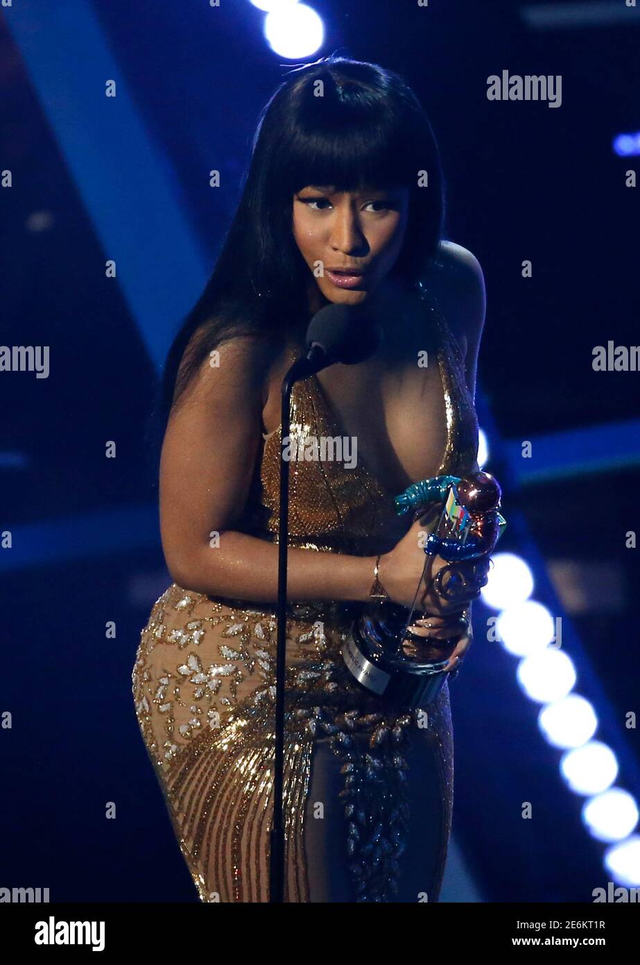 Nicki Minaj acepta el premio al mejor video hip hop para 'Anaconda' en los  MTV Video Music Awards 2015 en los Ángeles, California, 30 de agosto de  2015. REUTERS/Mario Anzuoni Fotografía de