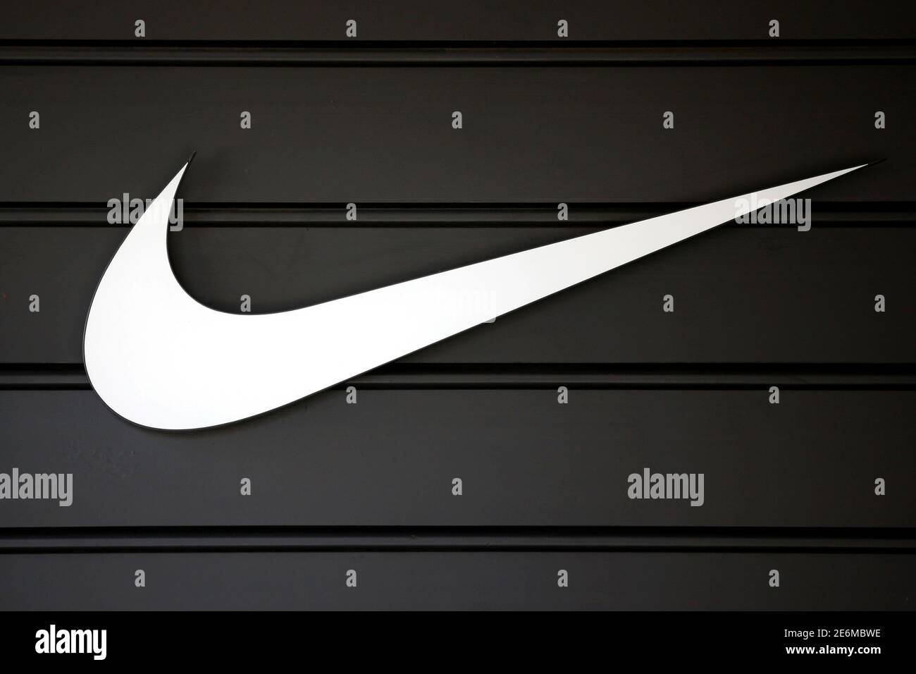 Sano Ir a caminar cobija El logo de la compañía Nike (NKE), cotiza en el índice de la bolsa de Dow  Jones Industrial Average, se ve en los Ángeles, California, Estados Unidos,  12 de abril de 2016.