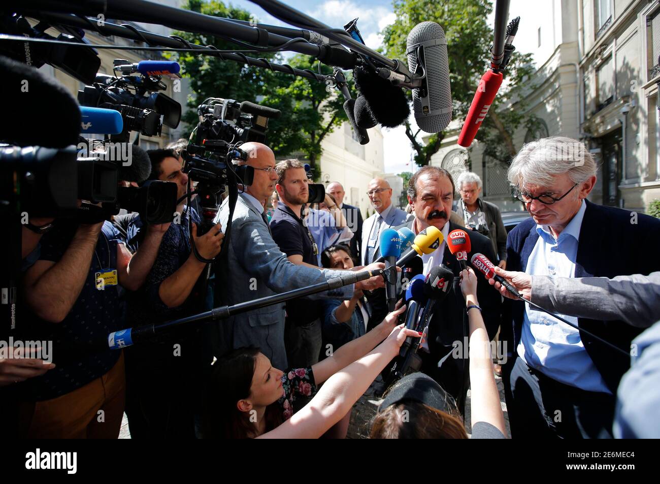 French Force Ouvriere (FO) labour union General Secretary Jean-Claude Mailly (R) and French CGT trade union head Philippe Martinez (2ndR) speak with journalist as they leave after a meeting with the Interior minister in Paris, France, June 22, 2016 after French police banned a planned demonstration this week against labour reforms, bringing to a head a stand-off between the government and trade unions which have been spearheading protests against the changes for months. REUTERS/Stephane Mahe Foto de stock