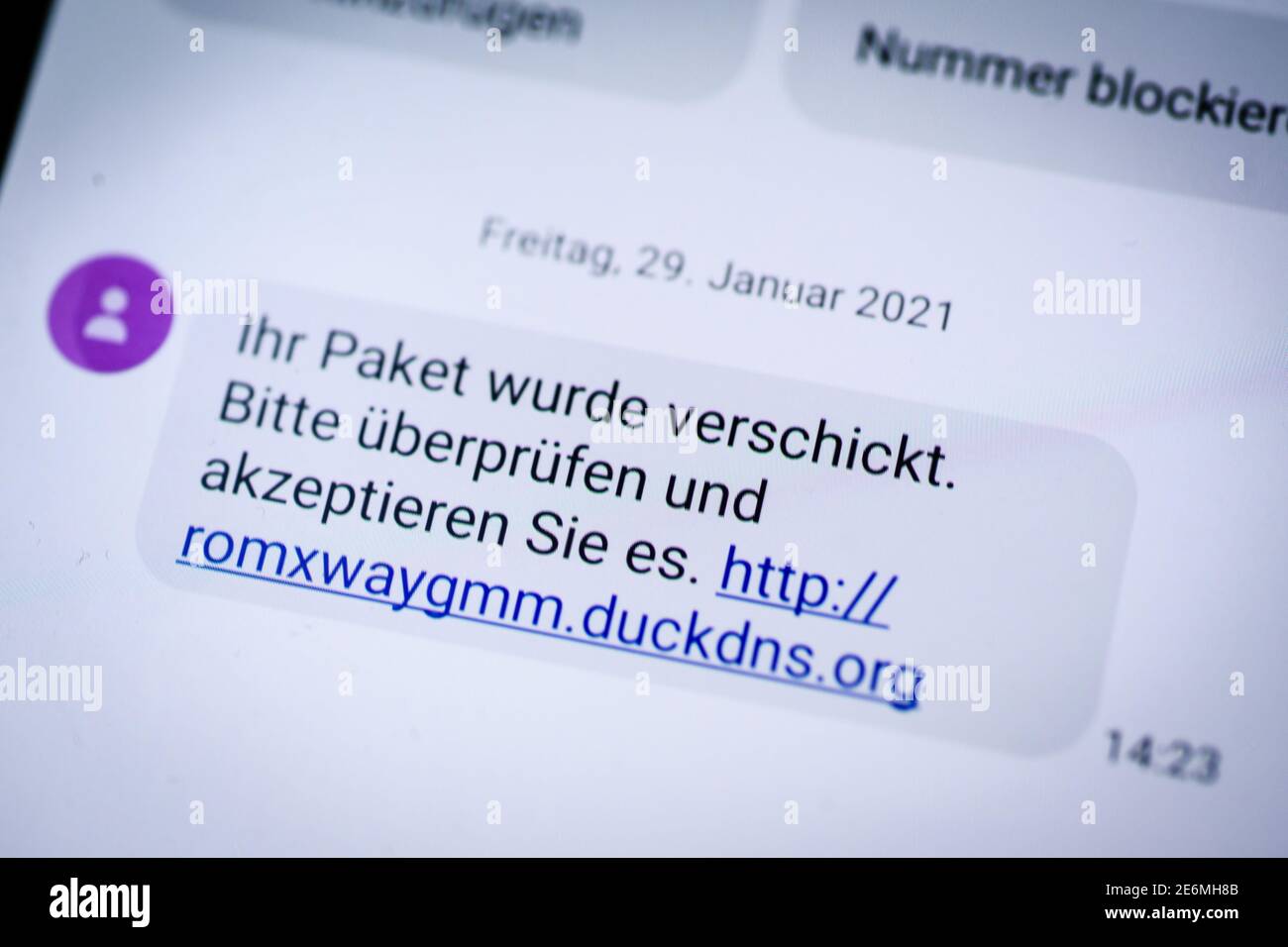 Alemania, Berlín, 29 de enero de 2021: Un SMS con un mensaje potencialmente  peligroso puede ser visto en la pantalla de un smartphone. El SMS falso  circuló por todo el país y