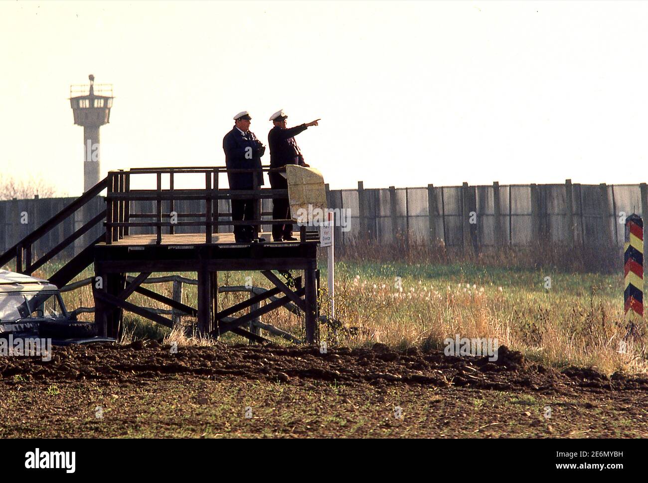 El Servicio Británico de Fronteras guía con las Fuerzas Británicas en la Cortina de Hierro. La frontera entre el este y el oeste de Alemania en 1983 Foto de stock