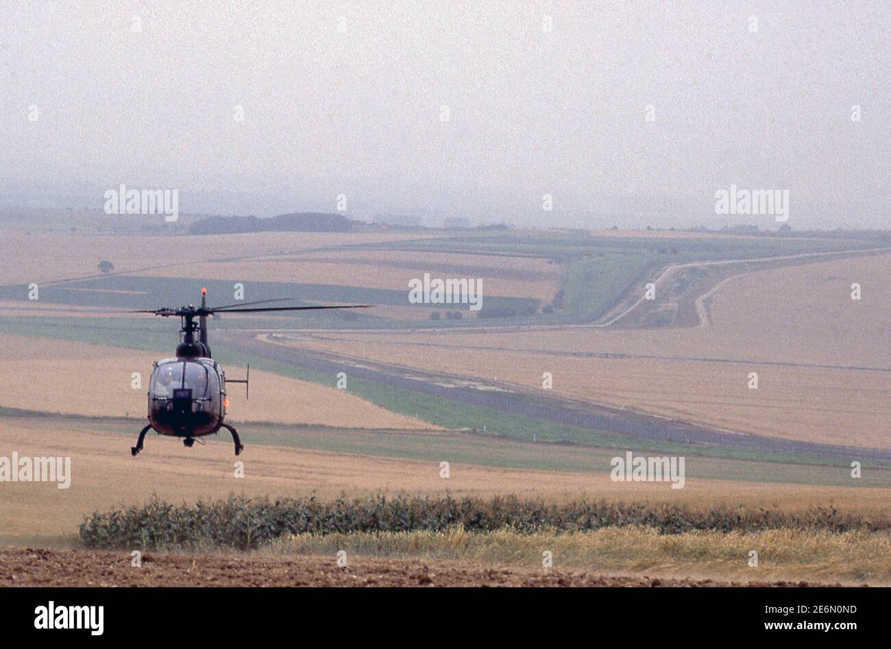 Helicóptero del Ejército Británico en la zona oeste que patrullaba la Cortina de Hierro. La frontera entre el este y el oeste de Alemania cerca de Brunswick en 1983 Foto de stock