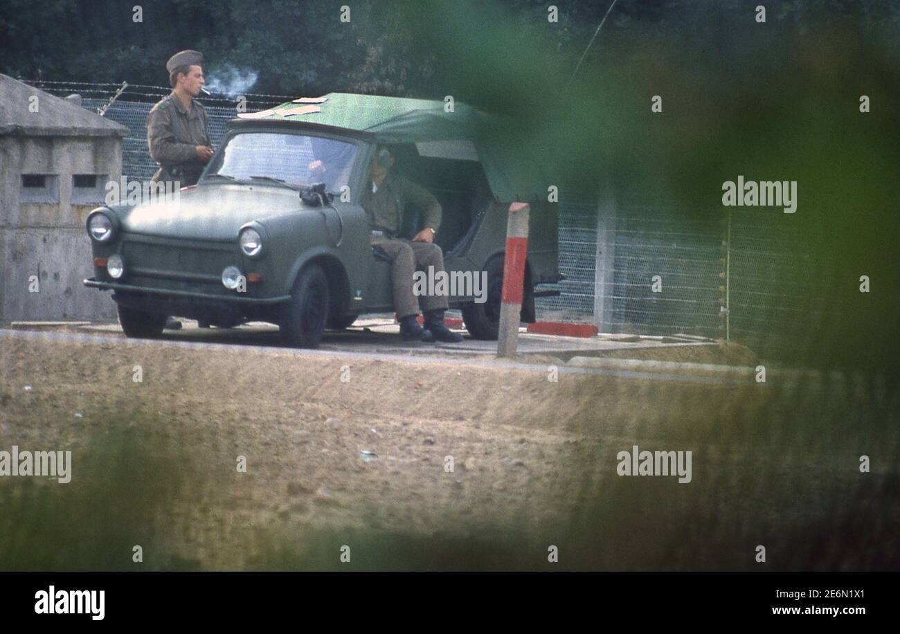 Guardias de la frontera de Alemania del este en la frontera de la Cortina de Hierro entre Alemania Oriental y Occidental cerca de Brunswick 1983 Foto de stock