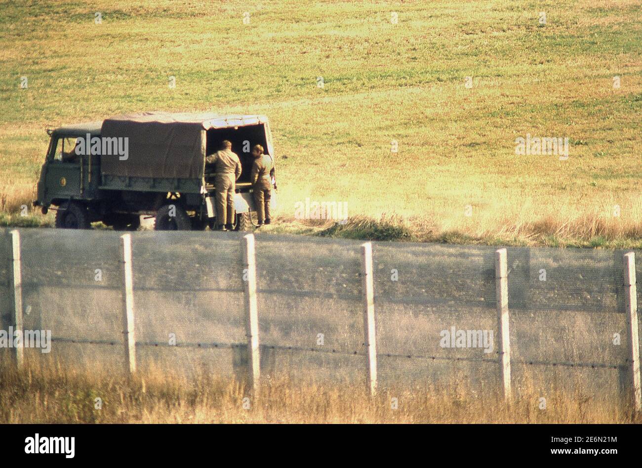 Guardias de la frontera de Alemania del este en la frontera de la Cortina de Hierro entre Alemania Oriental y Occidental cerca de Brunswick 1983 Foto de stock