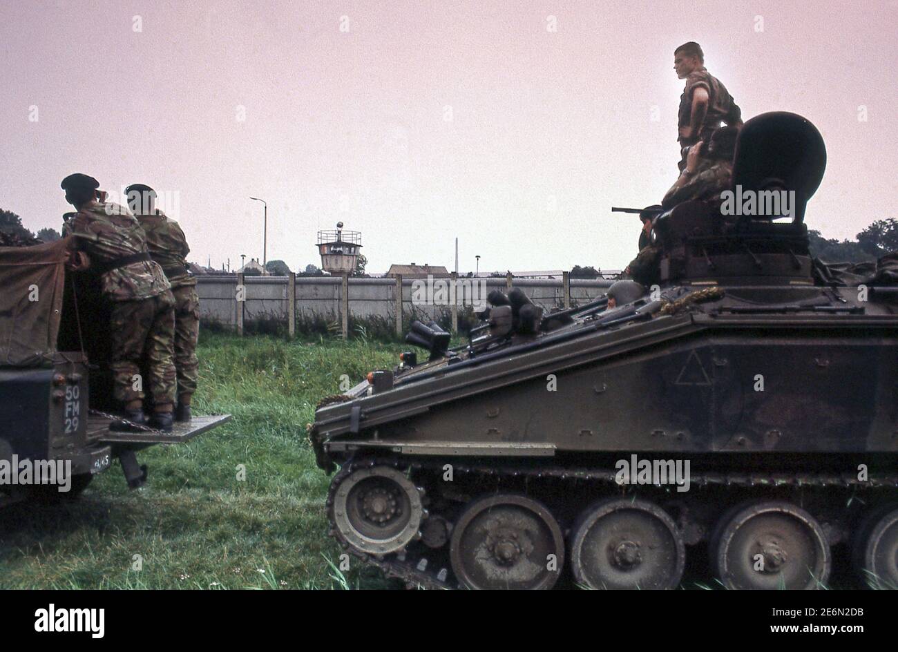 El ejército británico Boarder Patrol la Cortina de Hierro. La frontera entre el este y el oeste de Alemania cerca de Bruswick en 1983 Foto de stock