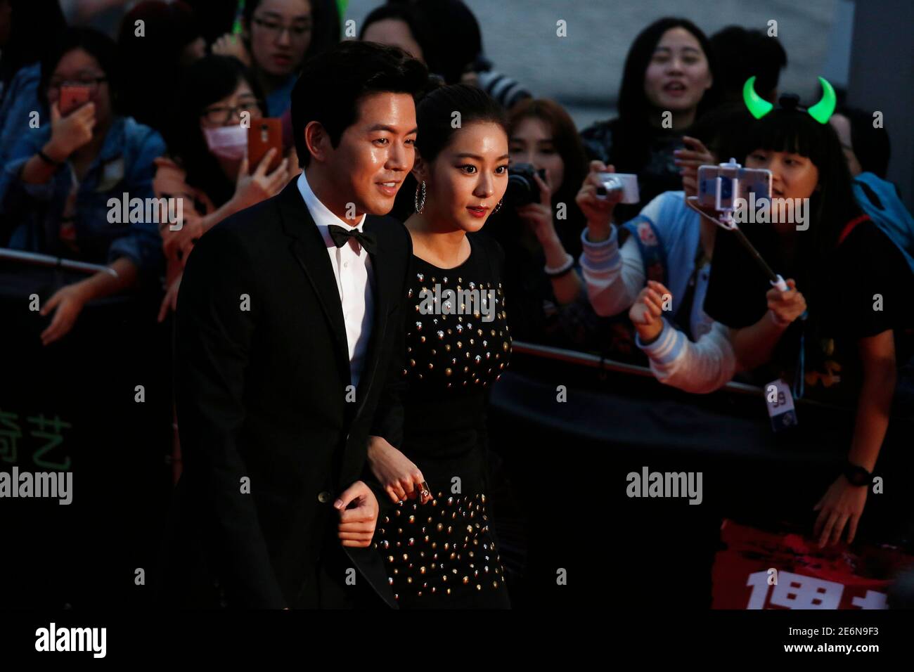 Los actores surcoreanos Lee Sang-yun y UEE caminan sobre la alfombra roja durante los Premios Mnet Asian Music (MAMA) 2015 en Hong Kong, China, 2 de diciembre de 2015. REUTERS/Bobby Yip Foto de stock