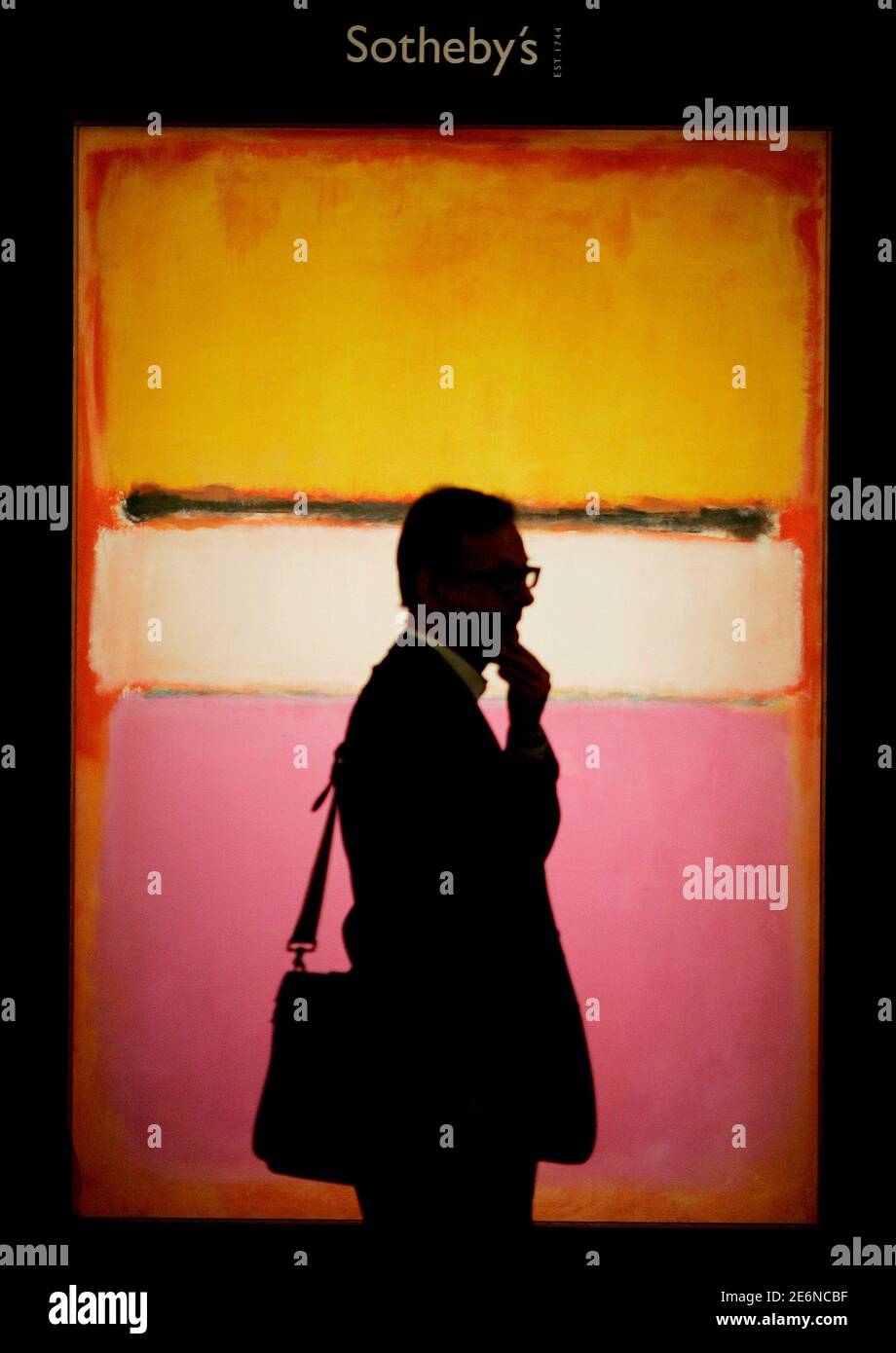 Un cuadro de Mark Rothko titulado 'Centro Blanco' de la colección Rockefeller se ve en Sotheby's en Londres el 18 de abril de 2007. La pintura, estimada en más de $40 millones, será subastada en una venta de arte contemporáneo en Nueva York el 15 de mayo. REUTERS/Stephen Hird (GRAN BRETAÑA) Foto de stock
