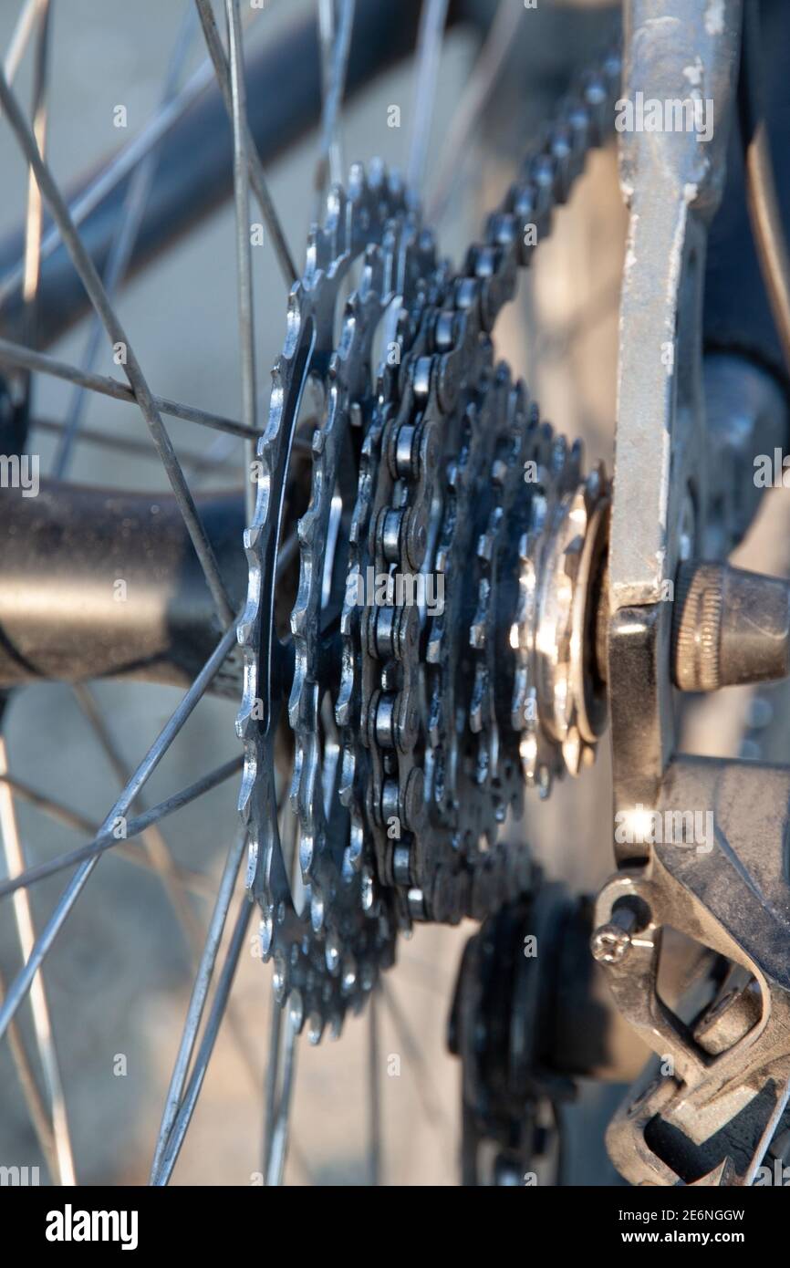 Adulto Incontable Palpitar Primer plano de una cadena y cassette de bicicleta de montaña. Elemento de  transmisión de bicicletas Fotografía de stock - Alamy
